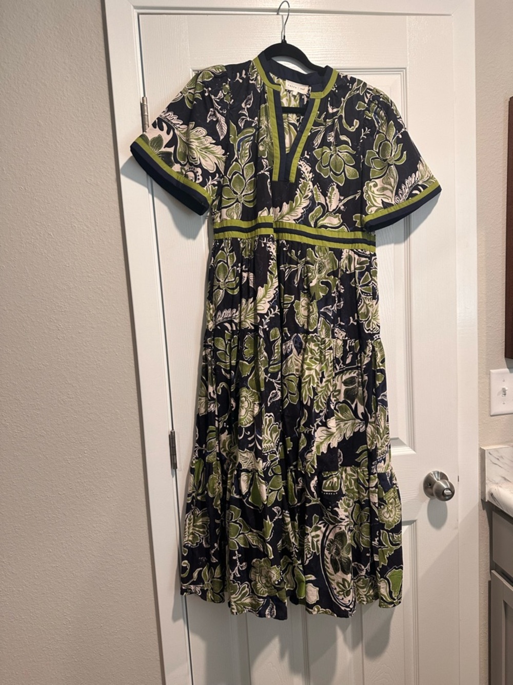 Entro NWOT Floral V-Neck Tiered Midi Dress in Navy and Olive - Picture 2 of 4